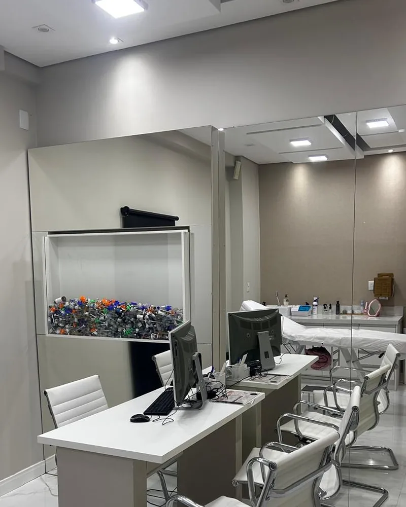 Sala de atendimento da Jiovialle, com bancadas e maca